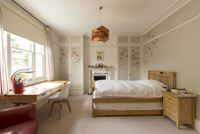 【英国St John’s Wood 别墅】位于英国伦敦的St John’s Wood 别墅，是由SHH Architects设计团队打造的一个私人住宅项目。这个公寓内部优雅典雅的风格令人印象深刻。尤其令人印象深的是室内空间通过家具、落地窗、 …