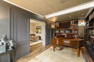 【英国St John’s Wood 别墅】位于英国伦敦的St John’s Wood 别墅，是由SHH Architects设计团队打造的一个私人住宅项目。这个公寓内部优雅典雅的风格令人印象深刻。尤其令人印象深的是室内空间通过家具、落地窗、 …