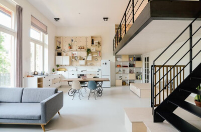 【一间由旧教室改造成的公寓】下面看到的这间公寓同样改造自一个学校的教室~项目名为“Ons dorp”，意思是“我们的城市”，位于阿姆斯特丹Elisabeth Wolffstraat。由Standard Studio工作室为一个五口之家设计。曾经…