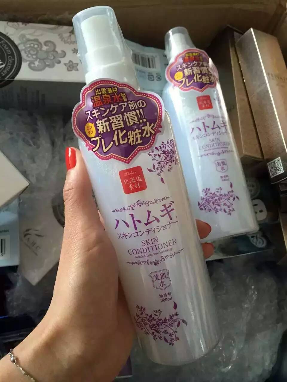 【日本Naturie美白保湿薏仁水喷雾】300ml。特别适合天热的时候用，可以当喷雾、爽肤水、化妆水、面膜，被誉为万能之水，美白提亮肤色，保湿收缩毛孔  让肌肤越来越滋润透彻！天然的薏米水制作， 被日本评为最便宜的好水之一。美白，防止晒黑，改善肌肤干燥状况，促进新陈代谢。