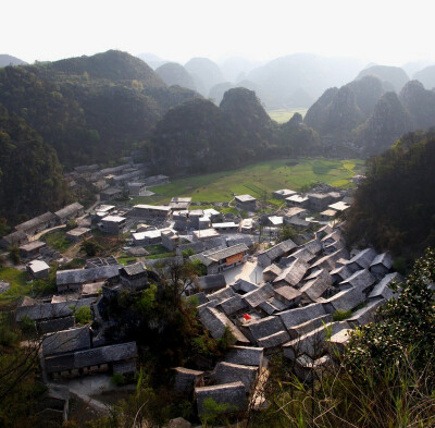 这个古村落叫做“镇山村”。是一个离贵州的首府贵阳大约二十几公里的颇为原始的布依族村寨，大家可能也已经注意到了，那就是所有的房屋都是依山势而建，最有特色的是他们的房顶都是就地取材用石片铺就的。整个村落高…