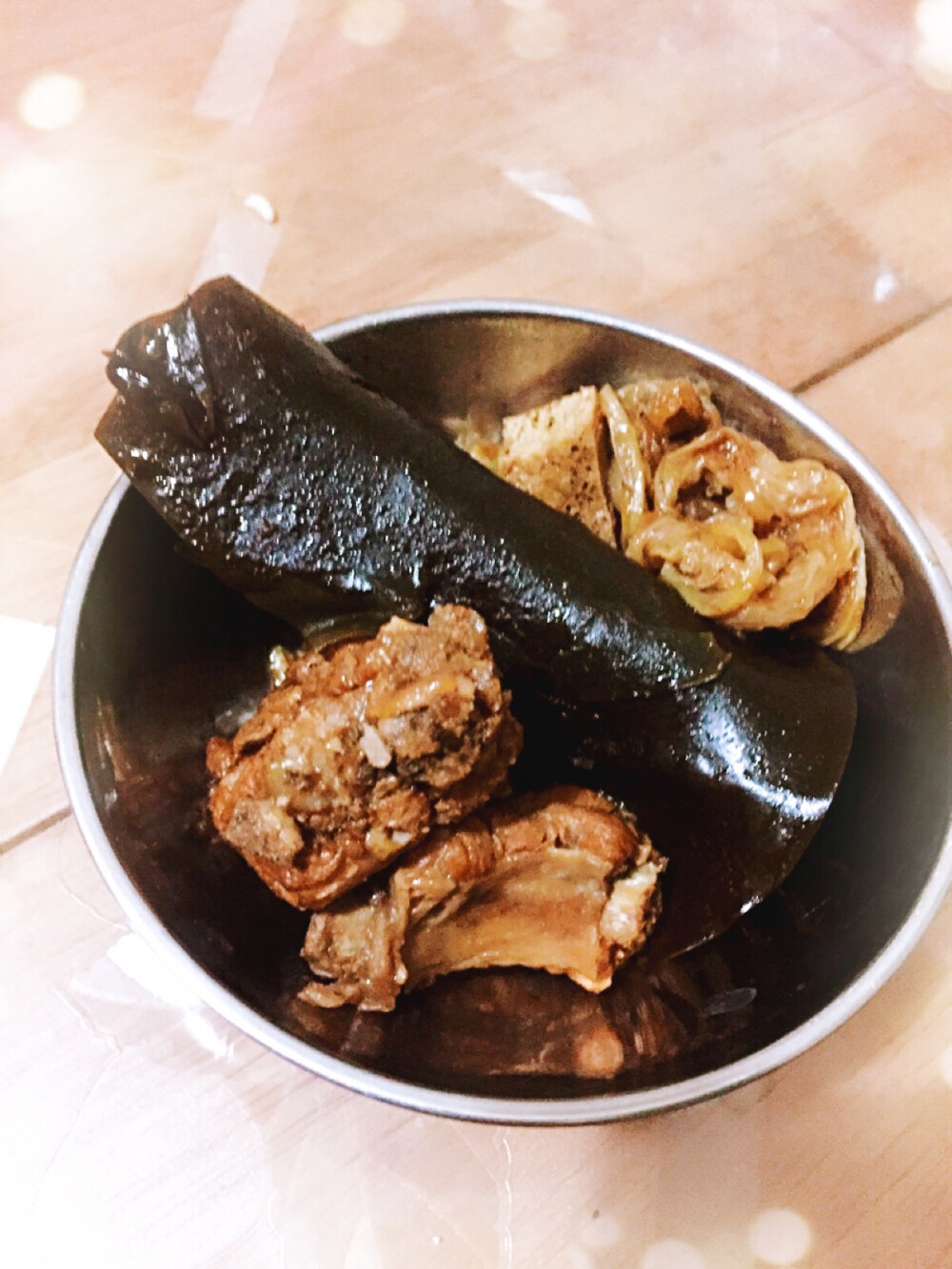 简易快手酥锅
高压锅，平铺一层白菜梆，铺一层小排，再铺一层白菜，放上一层海带卷，再铺一层白菜，上面放一层油豆腐虎皮鸡蛋之类。
八角、桂皮、丁香、香叶，各适量。加生抽，老抽，醋，糖，适量。加水，到没过海带卷的一半位置。
盖盖，大火烧至冒汽，压上阀，继续大火，到热气把阀顶起，调小火，煮二十到三十分钟。关火，等气压自己消掉再开盖。