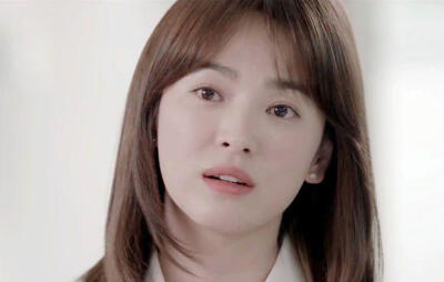 栗色头发，内扣梨花头加上中分空气刘海