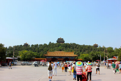 坐落在北京城中轴线上的景山公园，夏日里郁郁葱葱。登上景山，京城尽收眼底，故宫也趁机展现出她对轴对称最完美的诠释。北京夏天炎热，但这里并不聒噪。总有一些古代建筑，在繁华都市中特立独行地存在着。但对于它们…