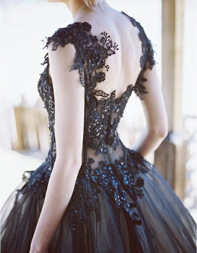 邪魅慵懒的堕天使般 带着地狱的气息向我靠近 却让我情愿的万劫不复 让我疯狂着迷的爱啊 同样让我窒息