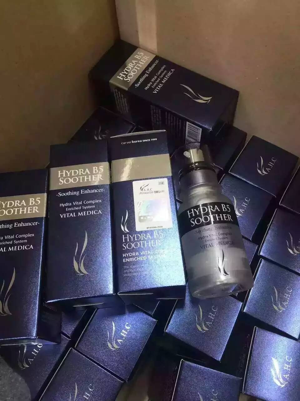 韩国高端护肤【AHC精华】补水试管原液。别看这么小瓶每次一滴就够，这款适合所有人，尤其是皮肤干燥上妆后脸上会起小干皮的一定要注意补水滋养。现在很多人都去打玻尿酸，但是太多不知道是啥牌子，还是喜欢这种涂抹自然的方式更直接。它是美容院品牌，在韩国能开美容院非常不容易，所以真心推荐！