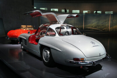 1955年的Mercedes-Benz 300SL Gullwing，最引人注目的是鸥翼设计。