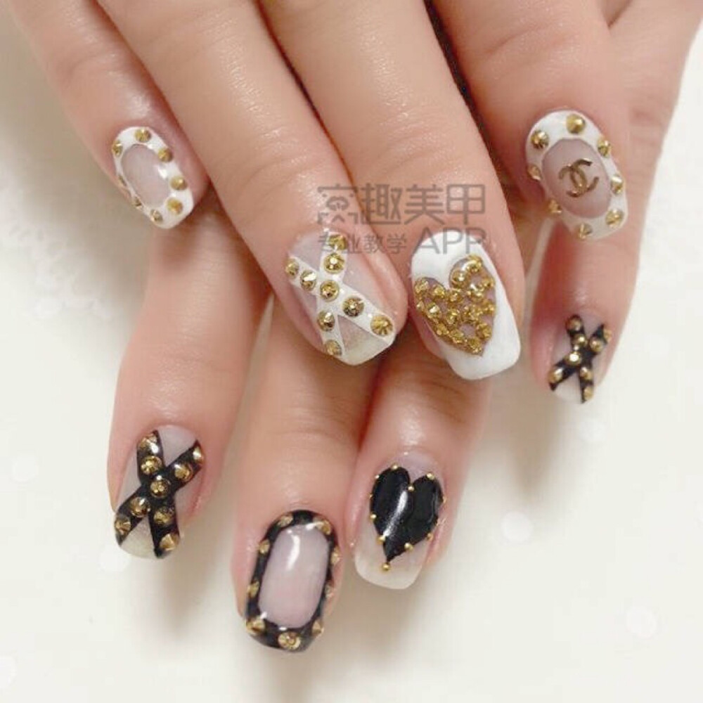 朋克风铆钉美甲