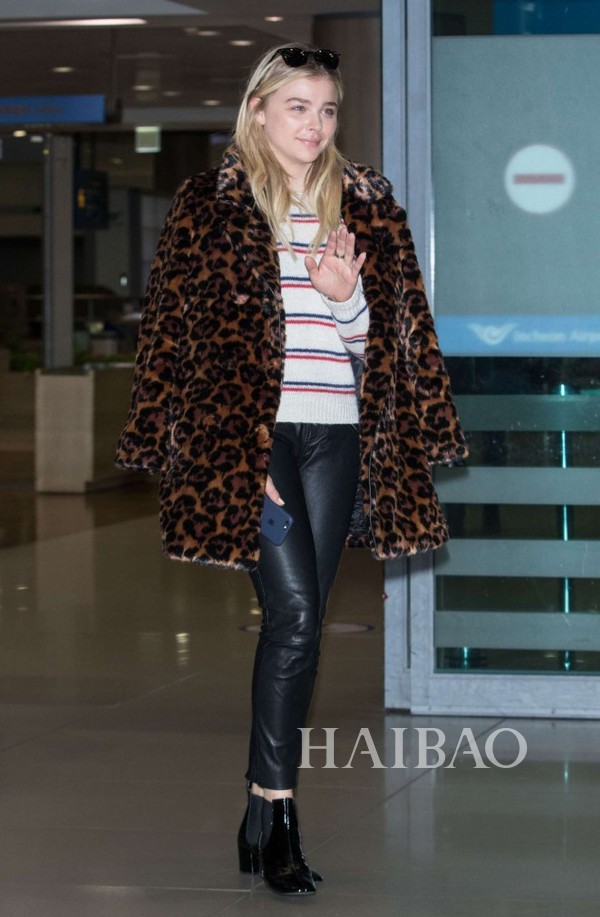 Chloe Moretz——条纹针织衫配皮裤和漆皮低跟短靴，外披豹纹大衣气质十足。