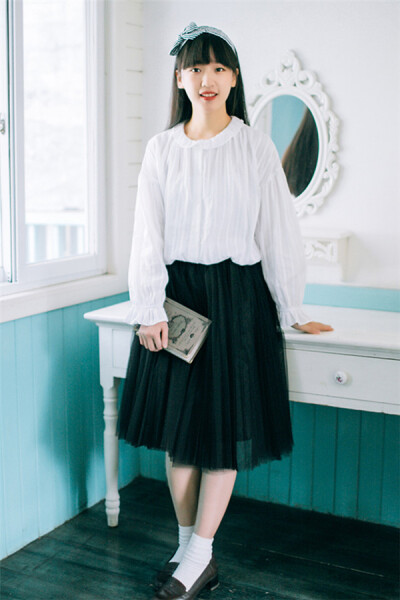 荷叶边拼接的花边领，可立领，可下翻，下翻的时候还能形成乖巧娃娃领的效果，甜美减龄~