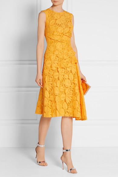 编辑笔记 oscar de la renta 2016 春夏系列以浓艳色彩唱和柔美廓形