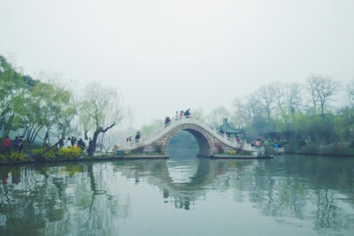 春风十里扬州路，卷上珠帘总不如。by徽檩