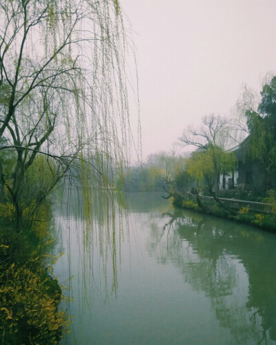 春风十里扬州路，卷上珠帘总不如。by徽檩