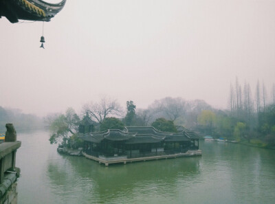 春风十里扬州路，卷上珠帘总不如。by徽檩