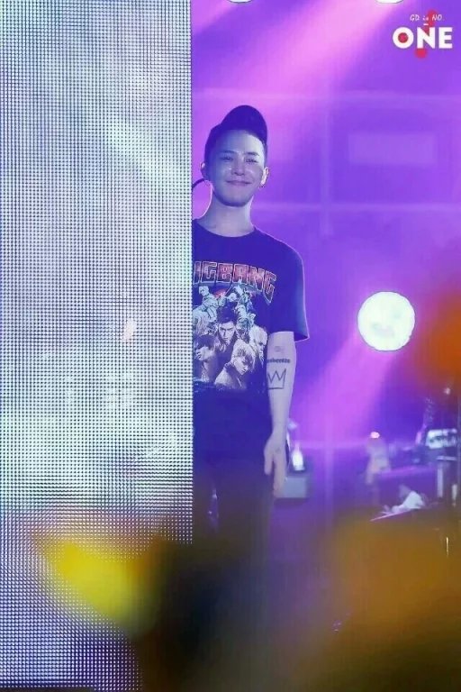 首尔最后一次演唱会结束后
在移动大屏幕后面看着VIP们退场
淌着泪水和眼红丝在看着你们
应该留下了眼泪
他只想和大家多处些时间
毕竟时间不等人
那个哭的男人是权志龙