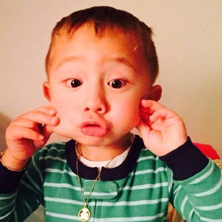 男孩小萌娃搞怪