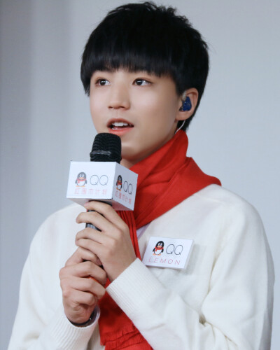 #王俊凯# #TFBOYS王俊凯# #TFBOYS#151130 QQ空间红围巾活动cr：LLLemonK