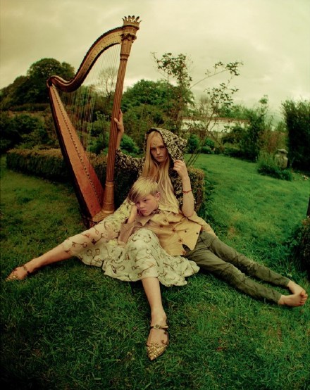 In ‘Wizard’ For Love Magazine 12, Fall/Winter 2014 By Tim Walker.
扮演小女巫的是英国新秀模特，贵族小姐Jean Campbell