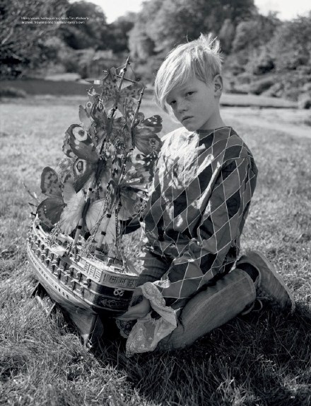 In ‘Wizard’ For Love Magazine 12, Fall/Winter 2014 By Tim Walker.
扮演小女巫的是英国新秀模特，贵族小姐Jean Campbell