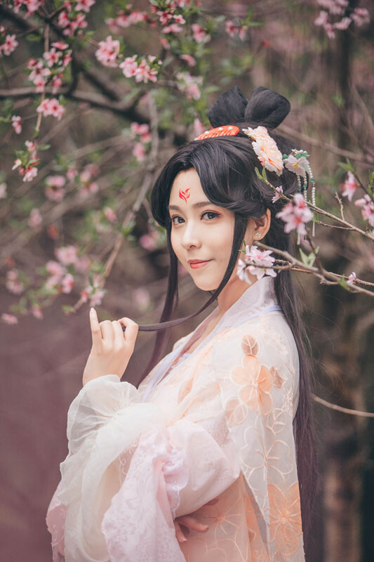 
#三生三世枕上书# ❀❀ 花下令·凤九❀❀ 月令花，天上雪，花初放，始凋谢，一刻生，一刻灭，月出不见花，花开不见月，月令花不知，花亦不识月，花开一刻生，花谢一刻灭。|凤九：葵花花花儿摄影/调色：@菠蘿菠蘿菌 |“四叔的桃花林，被我承包了”= =+
