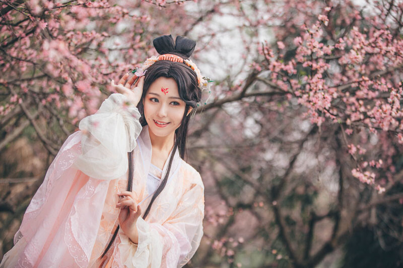 
#三生三世枕上书# ❀❀ 花下令·凤九❀❀ 月令花，天上雪，花初放，始凋谢，一刻生，一刻灭，月出不见花，花开不见月，月令花不知，花亦不识月，花开一刻生，花谢一刻灭。|凤九：葵花花花儿摄影/调色：@菠蘿菠蘿菌 |“四叔的桃花林，被我承包了”= =+
