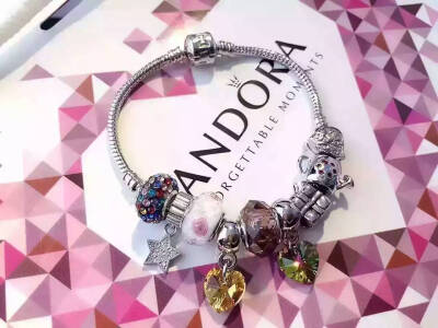 565爆爆❗〖PANDORA潘多拉〗潘多拉手链✨✨精美足足一样专柜品质❗❤️PANDORA 喜欢把自己的梦想穿成串，把过去的记忆带在手上，把未来的祝福与憧憬装在心里高端版本