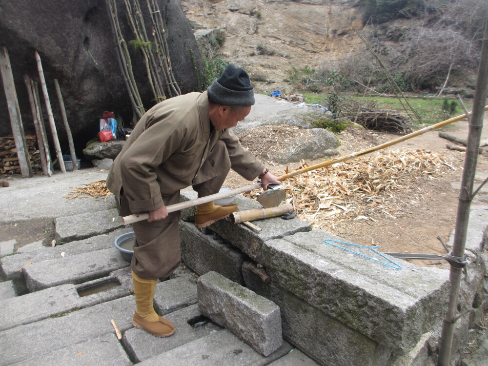 太姥山 天门寺 师傅在磨斧头~