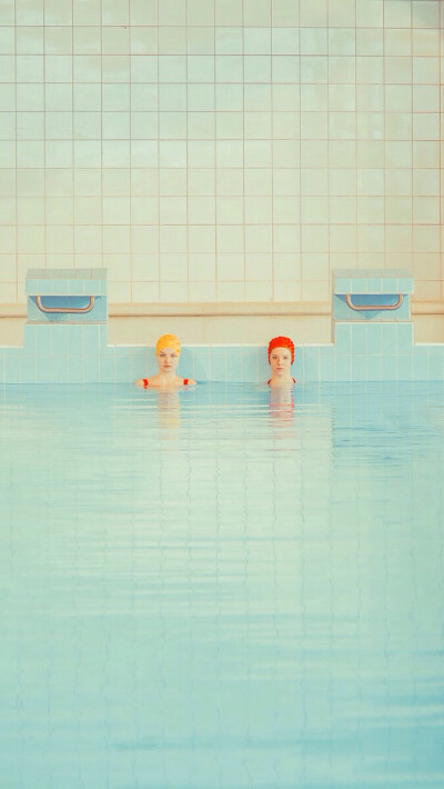 IPHONE 壁纸 斯洛伐克女摄影师Maria Svarbova 作品Swimming pool 源自：WallPaper