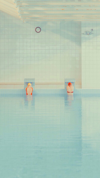 IPHONE 壁纸 斯洛伐克女摄影师Maria Svarbova 作品Swimming pool 源自：WallPaper