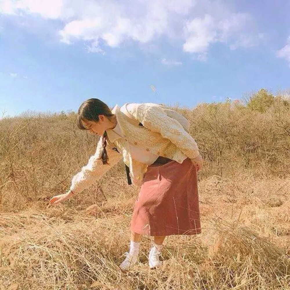 或许再见面时
我们不会再有埋怨
只是像许久未见面的老朋友淡然处之
一点点聊起那时我们的冲动 遗憾与青涩
把所有酸楚都扔进时光的垃圾桶
调皮一般的在你耳边撂下这样的话
如果真的能够重来一次
我还会选择你 多人头像 闺蜜头像 by夏以央