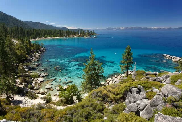 加州和内华达州——太浩湖
太浩湖(Lake Tahoe)是一个两座山脉间断层移动陷落所造成的高山淡水湖，水流清澈、树木环绕，有多座山头围绕湖边。