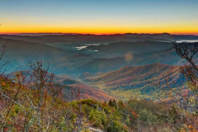 北卡罗莱纳与田纳西——大雾山
全美最多游客的国家公园之一大雾山（SmokyMountain），自北卡罗莱纳（NorthCarolina）一路到田纳西（Tennessee），全是它的地盘。