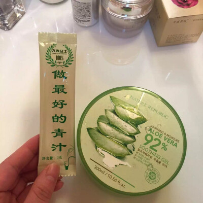 青汁面膜走起1：芦荟胶，青汁一袋。