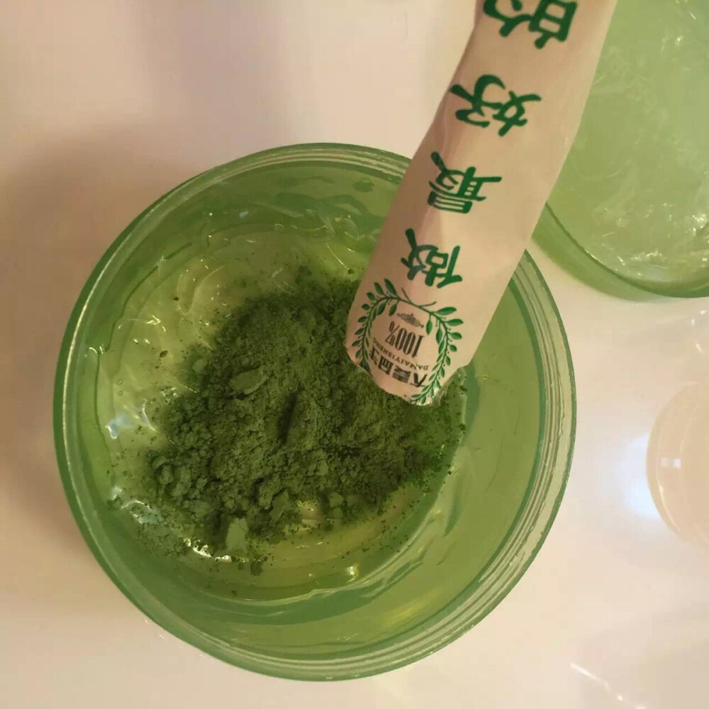 青汁面膜走起2：面膜碗内加入适量芦荟胶，倒入一袋青汁。