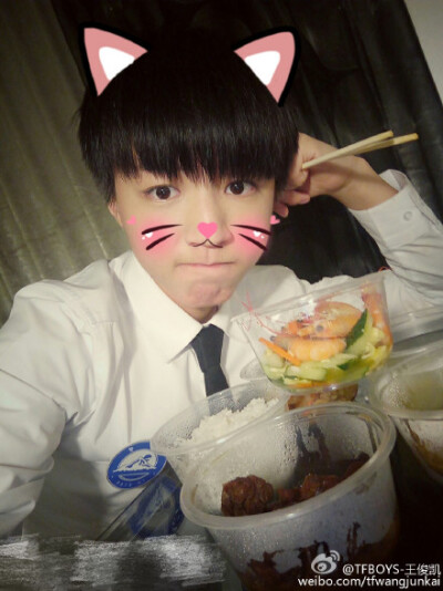  @TFBOYS-王俊凯 饿了吃饭就是香，喵～[喵喵] 