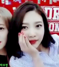 经济公司  韩国sm娱乐有限公司
所属组合  redvelvet/레드벨벳/红色天鹅绒
出道日期  2014.8.1
中文名字  朴秀荣
外文名字  박수영、Park Soo Young
别文名字  조이/Joy
所属国籍  韩国
所属民族  朝鲜族
星座          处女座
血型          A型
身高          168cm
出生地      韩国
出生日期  1996年9月3日
职业          歌手
毕业院校  首尔表演艺术高中
代表作品  Ice Cream Cake、Happiness、Be Natural、Dumb Dumb
队内职务  副Rapper
rv代表色   绿色   
向副主唱迈进 身高担当    清爽果汁女孩  青苹果笑眼女孩