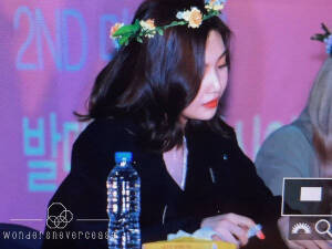 经济公司  韩国sm娱乐有限公司
所属组合  redvelvet/레드벨벳/红色天鹅绒
出道日期  2014.8.1
中文名字  朴秀荣
外文名字  박수영、Park Soo Young
别文名字  조이/Joy
所属国籍  韩国
所属民族  朝鲜族
星座          处女座
血型          A型
身高          168cm
出生地      韩国
出生日期  1996年9月3日
职业          歌手
毕业院校  首尔表演艺术高中
代表作品  Ice Cream Cake、Happiness、Be Natural、Dumb Dumb
队内职务  副Rapper
rv代表色   绿色   
向副主唱迈进 身高担当    清爽果汁女孩  青苹果笑眼女孩