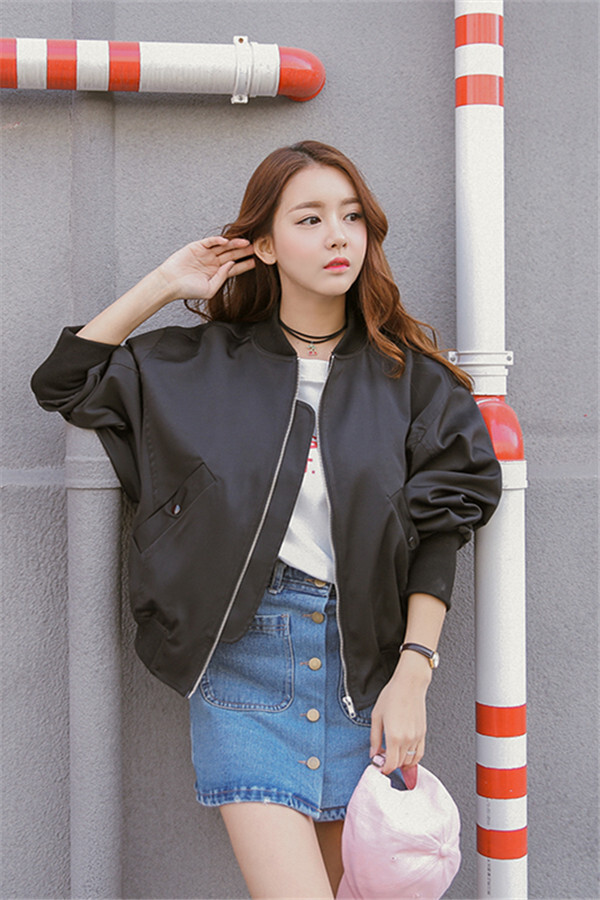 飞行员夹克门襟设计显得层次感丰富 既经典感又不失时髦 很好的保持了整体的特色和微粗糙的质感 中等厚度有内衬 适合开春穿 可以配简单的小脚裤 牛仔半身裙或者配连衣裙混搭 不同搭法有不同的f