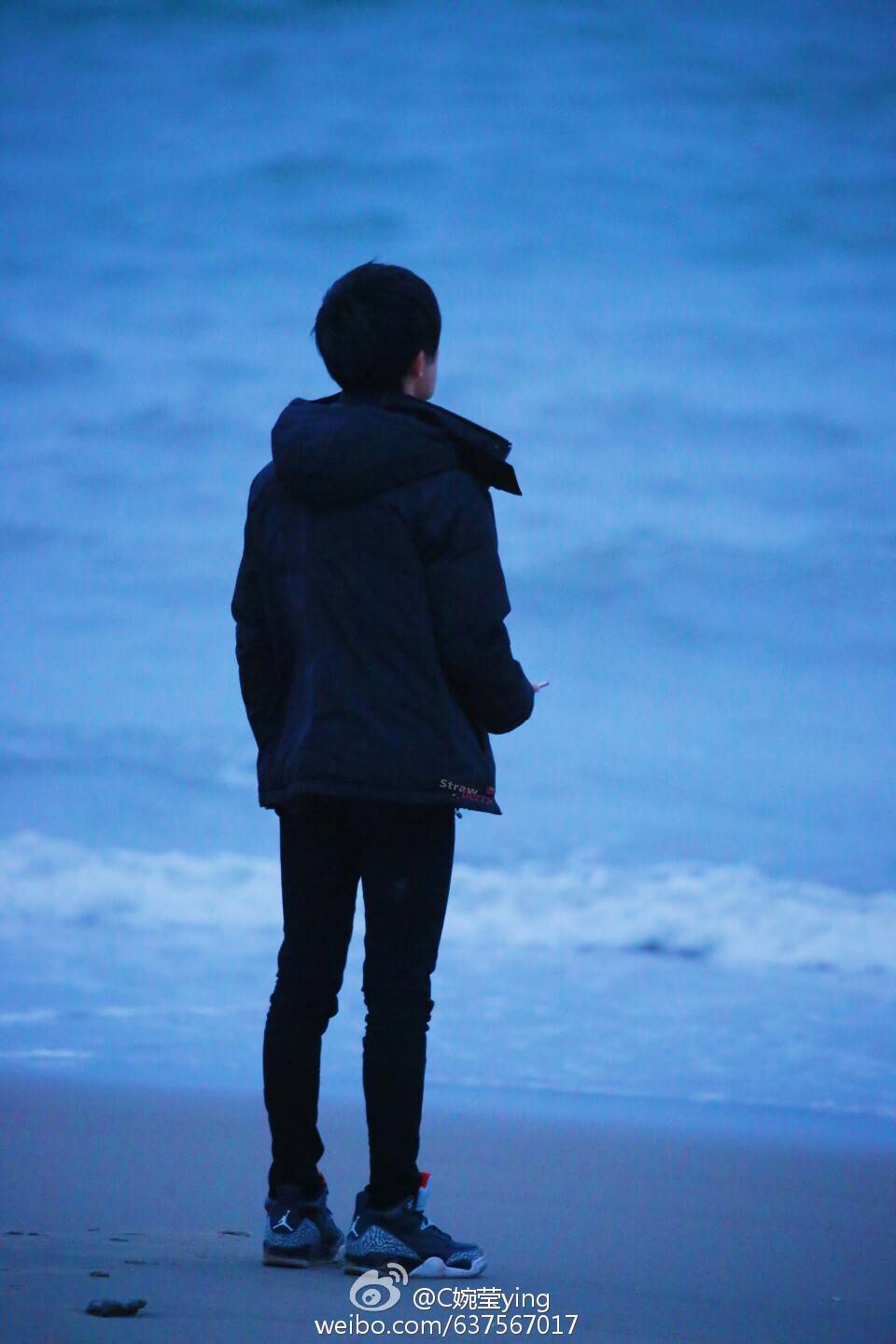 易烊千玺 壁纸 厦门海边玩耍 cr.微博见图,侵权删