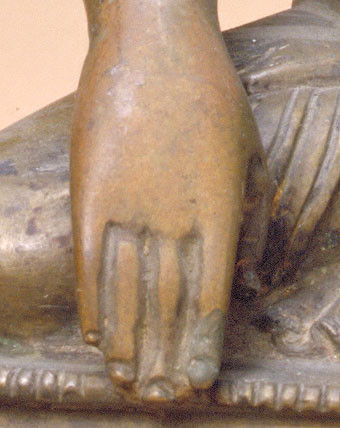 佛像手印 5 降魔印 （Bhumyakramana-Mudra）
以右手覆于右膝，指头触地，以示降伏魔众。释迦在修行成道时，有魔王不断前来扰乱，以期阻止释迦的清修。后来释迦即以右手指触地，令大地为证，于是地神出来证明释迦已…