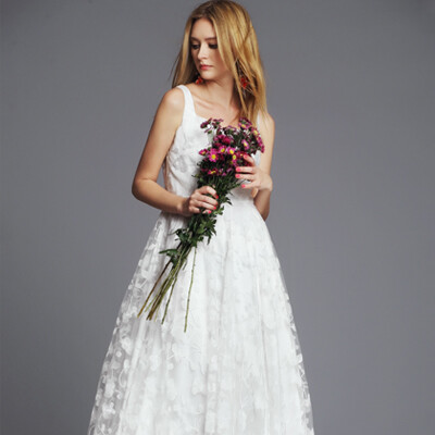  修身的连衣裙，很有欧美大牌范，漂亮的蕾丝面料，柔软舒适，很有度假风！