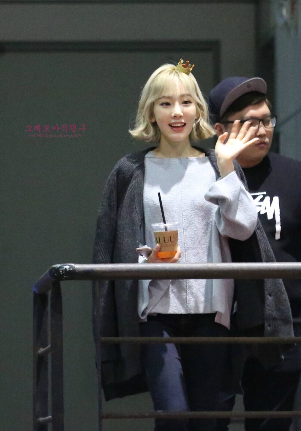 Taeyeon♡#少女时代##金泰妍# #金泰妍正规专辑# #泰妍solo演唱会# cr:logo 160305 小泰妍生日爬梯COEX下班饭拍图