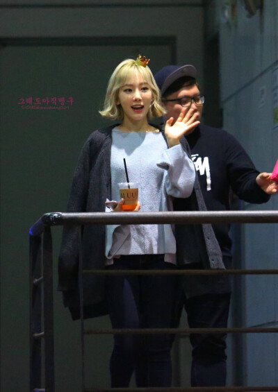 Taeyeon♡#少女时代##金泰妍# #金泰妍正规专辑# #泰妍solo演唱会# cr:logo 160305 小泰妍生日爬梯COEX下班饭拍图