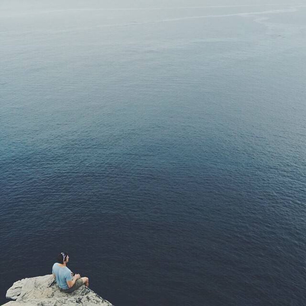 有时候，就想一个人，什么都不做，什么也不想，就这样静静地看着这片海。