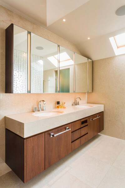 位于英国伦敦的St John’s Wood 别墅，是由SHH
Architects设计团队打造的一个私人住宅项目。这个公寓内部优雅典雅的风格令人印象深刻。尤其令人印象深的是室内空间通过家具、落地窗、 照明和材料来烘托美式风格的气…