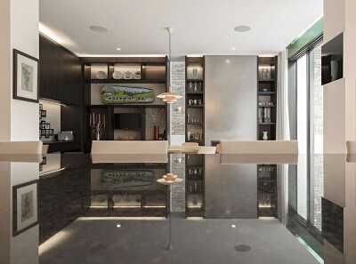 位于英国伦敦的St John’s Wood 别墅，是由SHH
Architects设计团队打造的一个私人住宅项目。这个公寓内部优雅典雅的风格令人印象深刻。尤其令人印象深的是室内空间通过家具、落地窗、 照明和材料来烘托美式风格的气…