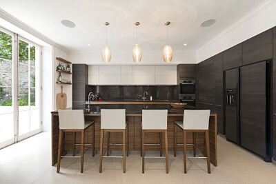 位于英国伦敦的St John’s Wood 别墅，是由SHH
Architects设计团队打造的一个私人住宅项目。这个公寓内部优雅典雅的风格令人印象深刻。尤其令人印象深的是室内空间通过家具、落地窗、 照明和材料来烘托美式风格的气…