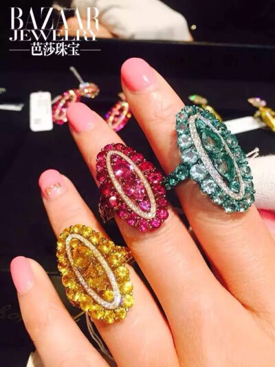 Chopard萧邦18K金及钛金属镶绿柱石、碧玺、黄色蓝宝石戒指
这三枚戒指都是Chopard针对更年轻的市场而推出的最新作品，采用绿柱石、碧玺，黄色蓝宝石等材质，每一款都有对应款式的耳环。如此大Piece的珠宝竟然完全不…