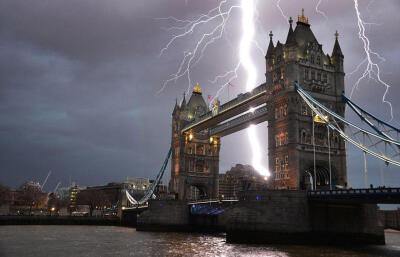 英国《每日邮报》3月20日盘点了全球地标建筑被闪电击中的一瞬间呈现的壮观景象。（沈姝华）伦敦塔桥（Tower Bridge）被闪电击中的震撼场景被抓拍下来。