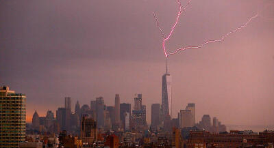 英国《每日邮报》3月20日盘点了全球地标建筑被闪电击中的一瞬间呈现的壮观景象。摄影师雅各布·里格林（Jacob Riglin）上周抓拍到闪电击中世贸中心一号(One World Trade Center)瞬间。
